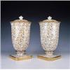 Image 1 : Pareja de jarrones con tapa. Francia, Pps.S.XX. Altura: 52 cms.Flores pol¡cromas y dorado. Salida...