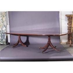 Mesa de comedor de dos soportes, estilo ingl‚s S.XX. Medidas: 72 x 123 x 325 cms.Caoba. Patas de...