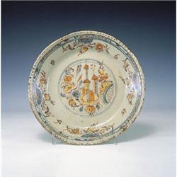 Plato en cer mica de Triana S.XVIII. Di metro: 38 cms.Asiento de arquitectura entre flores.Ala co...
