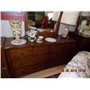 Image 2 : DRESSER W/MIRROR - 8 DRAWER