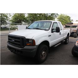 2005 WHITE FORD F350 SUPER DUTY XL 2DR PU 187,696KM GAS 5.4L AUTOMATIC VIN:1FTWX31545ED15038 - DEAD