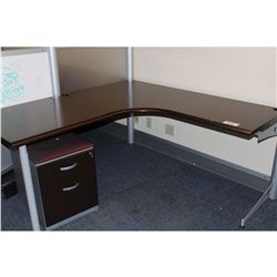 FLUID CONCEPTS 5.5 'X5.5' CORNER WORKSTATION C/W TRANSLUCENT/WHITEBOARD DIVIDING PARTITION