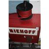 Image 1 : RED 2 DOOR CABINET AND CAMPBELL HAUSFELD AIR HOSE ON REEL