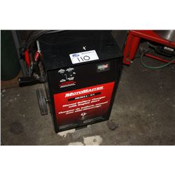 MOTOMASTER 12V BATTERY CHARGER