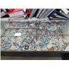 Image 1 : LARGE LOT OF HOCKEY CARDS - EVERYTHING IN THE SHOWCASE