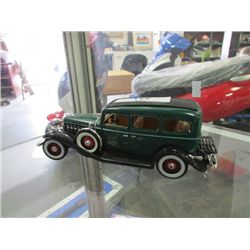 COLLECTABLE DIE CAST MODEL CAR - VINTAGE STYLE - GREEN