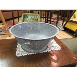 VINTAGE ENAMELWARE LARGE POT