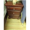Image 1 : NITE TABLE - MAHOGANY FINISH - 3 DRAWR - 2 TOTAL