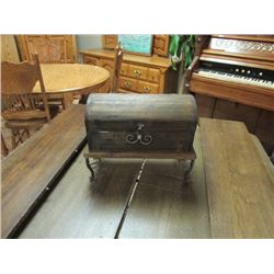 SMALL WOODEN STORAGE CHEST ON METAL FEET