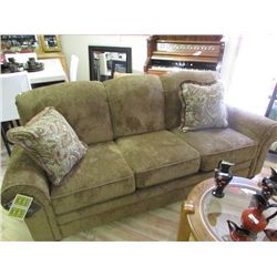 CHESTERFIELD - GOLD/BROWN WITH ROLLED ARMS AND ACCENT CUSHIONS - NEW