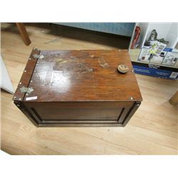 VINTAGE WOOD BOX