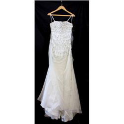 Lot [1] DRESS: [1] White gown