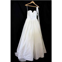 Lot [1] DRESS: [1] Ivory gown with belt, size 6