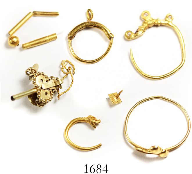 Lot of gold rings and small jewelry parts, Spanish colonial (1500s).