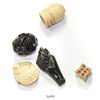 Image 1 : Lot of 5 carved pieces in bone and jet, including a die and an "higa," Spanish colonial (1500s-1600s