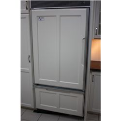 CABINET FRONT SUB-ZERO REFRIGERATOR WITH DISPLAY CABINET SURROUND