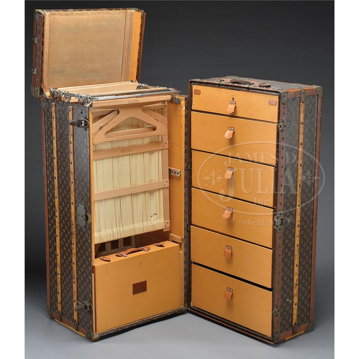 FINE LOUIS VUITTON WARDROBE STEAMER TRUNK 