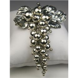 Exquisite ladies designer Sterling silver  brooch weighing over 28 grams. Estimate  $200-$400 Labor 