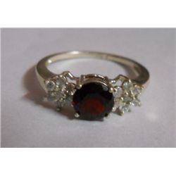 2.810g Ring of Garnet and CZ Sterling Silver