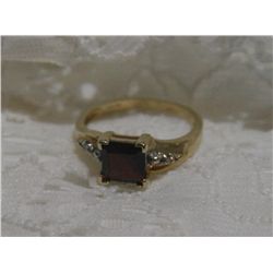 Ladies 10k Garnet & Diamond Ring 2.2 Grms