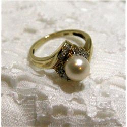 Ladies 10k White Pearl & Diamond Ring 3.1 Grms