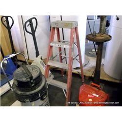 LOUISVILLE FS1004 STEP LADDER