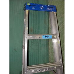 Approx 6F tall aluminum step ladder