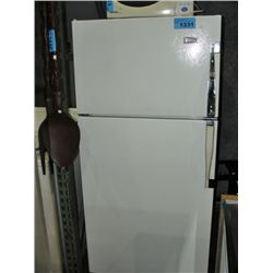 Norge white 2door fridge *plugged in and working