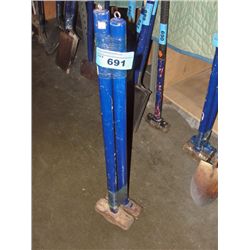 2 sledge hammers