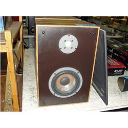 Pair of infinity home audio speakers