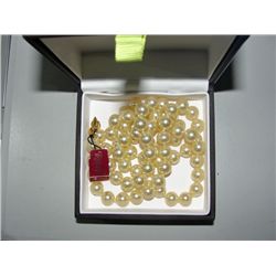 Costume jewelery pearl necklace