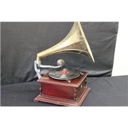 OUTSTANDING GRAMOPHONE MOVABLE BRASS HORN AND ORNATE