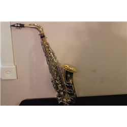 YAMAHA SAXOPHONE IN EXCELLENT CONDITION WITH ORIGINAL