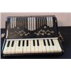 Image 2 : SMALL MADE IN ITALY ACCORDION MARKED 88/29 EXCELLENT