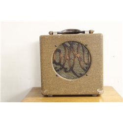 1940'S OAHU SMALL AMP IN GOOD WORKING CONDITION
