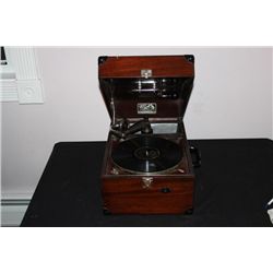 UNIQUE MAHOGANY VICTOR TRAVEL VICTROLA IN EXCELLENT