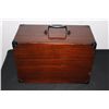 Image 4 : UNIQUE MAHOGANY VICTOR TRAVEL VICTROLA IN EXCELLENT