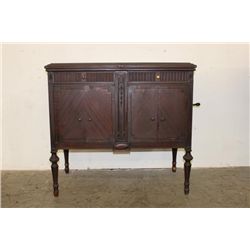 NICE MAHOGANY VICTOR VICTROLA IN EXCELLENT PLAYING