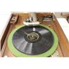 Image 3 : EXCELLENT OAK VICTOR TABLETOP VICTROLA WORKS GREAT 17 X