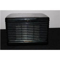 LOVELY RCA VICTOR PORTABLE 45 RPM RECORD PLAYER IN MINT