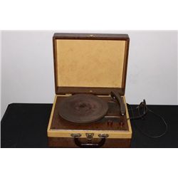 EXCELLENT PORTABLE AND LIFT TOP VICTROLA IN MINT