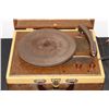 Image 2 : EXCELLENT PORTABLE AND LIFT TOP VICTROLA IN MINT