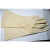 Image 3 : 1960'S SMART DAY GLOVES WITH HAND STITCHED DETAIL. FOWNES BUTTERMILK SIZE 6.5