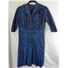Image 1 : A STUNNING VINTAGE BLUE DRESS. 3/4" LONG SLEEVES. 3 LARGE BUTTONS AT THE TOP.