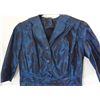 Image 4 : A STUNNING VINTAGE BLUE DRESS. 3/4" LONG SLEEVES. 3 LARGE BUTTONS AT THE TOP.