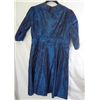 Image 5 : A STUNNING VINTAGE BLUE DRESS. 3/4" LONG SLEEVES. 3 LARGE BUTTONS AT THE TOP.