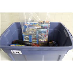 RUBBERMAID CONTAINING ASSORTED HOT WHEELS COLLECTABLES INCLUDING STEERING WHEEL COVER, FRISBEE,