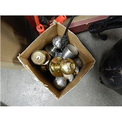 BOX OF DOOR KNOBS