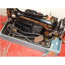 SINGER SEWING MACHINE IN TRAVEL CASE