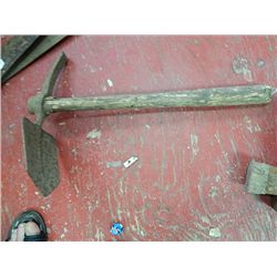 VINTAGE - RARE - SHOVEL WITH PICK - NON-FOLDING - MARKED WITH "G" IN A DIAMOND AND "43" - ENTRENCHIN